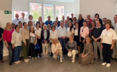 14 neue PatientenBegleiter:innen bei der Jahrestagung in Mainz in großer Runde zertifiziert